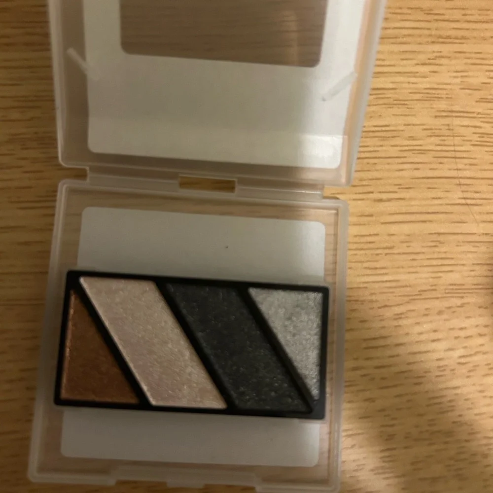 Mary Kay Gold and Black Eyeshadow Palette for Smokey Eyes